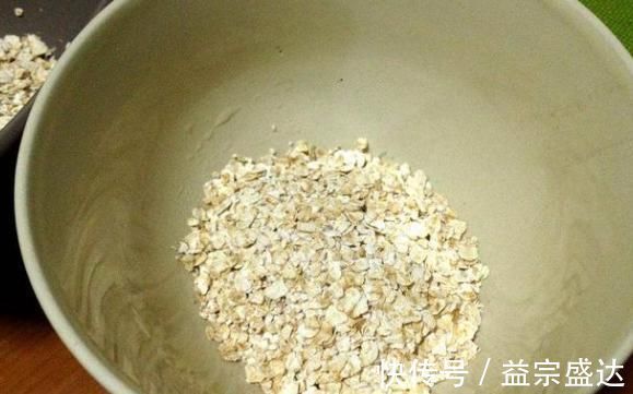 中老年人|燕麦还是别熬粥了，搭配牛奶、鸡蛋做成饼，营养价值高热量还低！