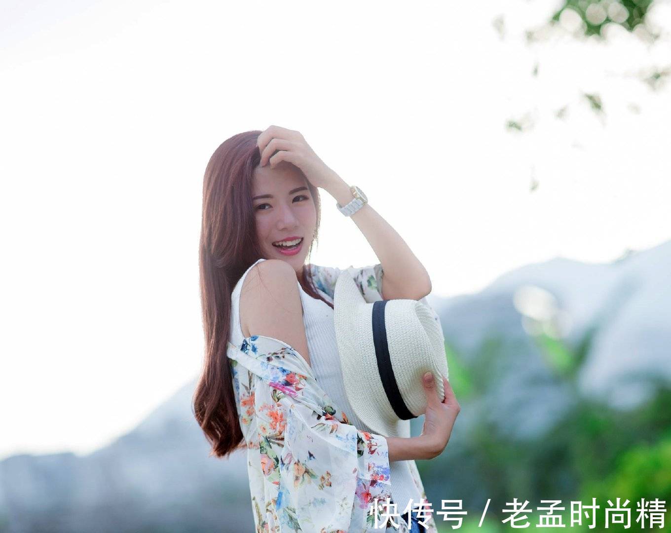 牛仔短裤 一件白色的背心搭配牛仔短裤,清凉又时尚