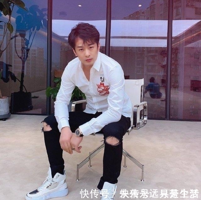 辛巴|辛巴现身了,站在车中喊话粉丝,现场堪比发布会,洗脑高手!