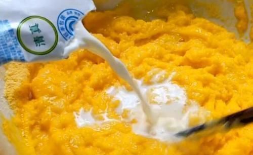  玉米面|玉米面别烙饼啦，试试这样做，3元成本做1筐，小巧迷你，比肉还香