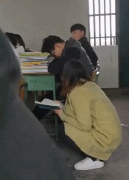 |搞笑GIF：老婆太厉害了 她说这样晾衣服干的比较快