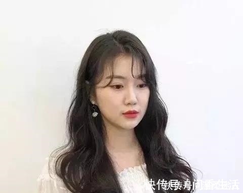 脸型|让你时尚气质倍增的发型,这样的女生中长发型你会中意哪款呢!