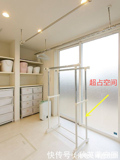 晾衣杆|国内阳台晒满衣服,家里来人太尴尬!不如学国外隔个洗衣房,好用