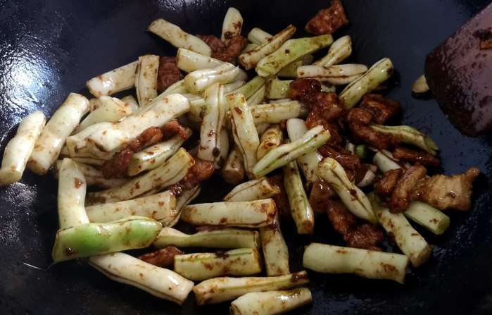 豆角配土豆的这种做法,实在太美味,简单易学,爱吃豆角的看过来