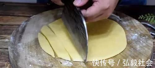 一碗面粉加两个鸡蛋,不需要一滴水,越吃越上瘾,刚上桌就抢空