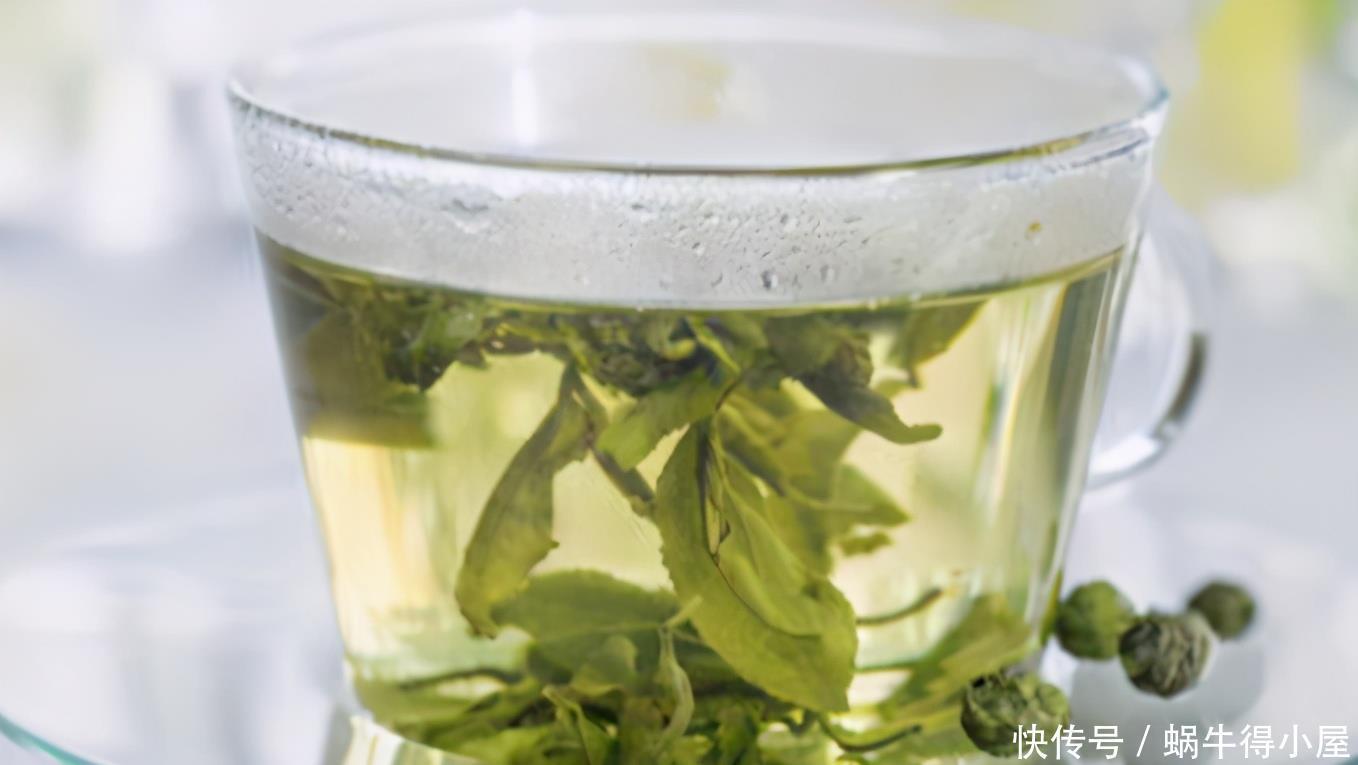 花草缺肥,不用特意找肥料了,拿这“废水”浇花,一举两得