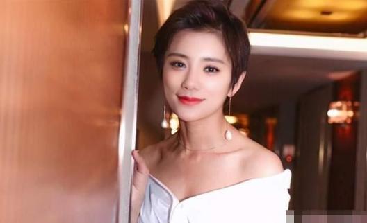 知名女主持现场失误，漏穿一件衣服，一旁的张国立反应尴尬