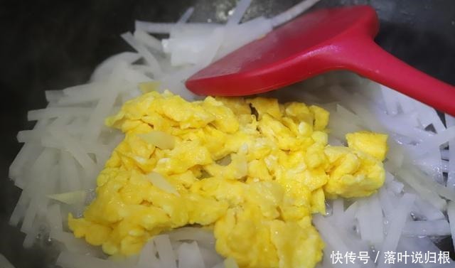 炒鸡蛋别只会用西红柿，换个食材，润肺生津，老人孩子都爱吃