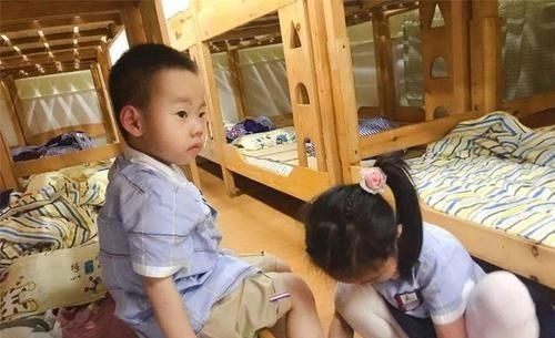 结婚|姐姐结婚弟弟全程摆臭脸,伤心欲绝下了台,网友忍不住笑出声