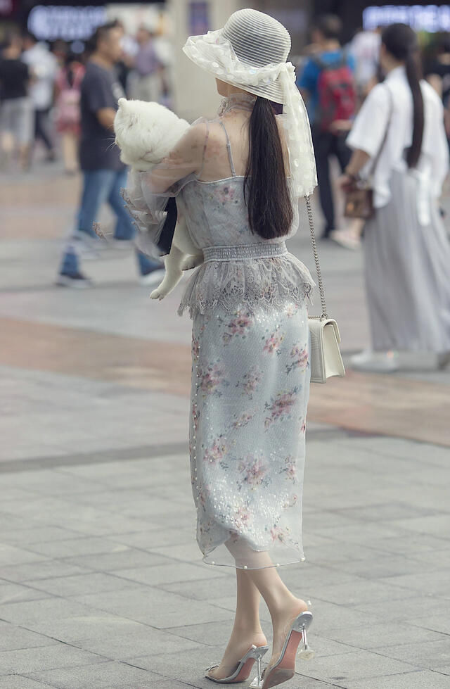 搭配|街拍，格子休闲衫搭配卡其色裤子，休闲风也很酷