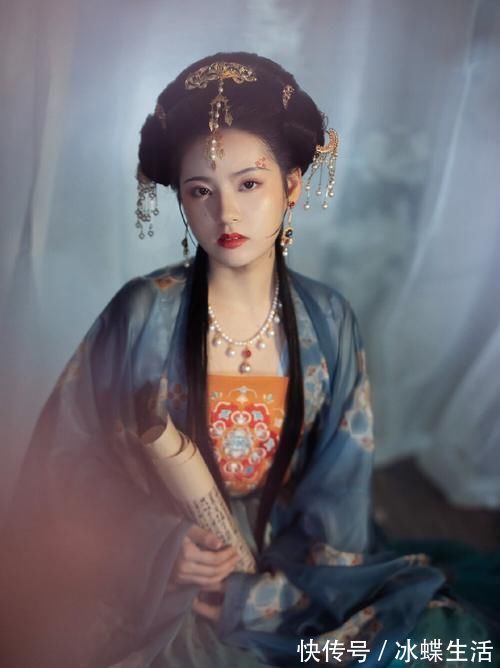 同龄人!“家里条件不好,孩子非要闹着买汉服,我该买吗?”