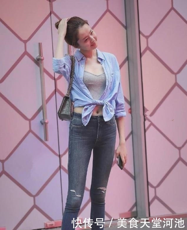 街拍: 一件露肩上衣+迷你短裤, 性感撩人