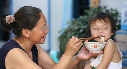 父母|30多岁“巨婴”专业啃老,生活奢华安逸,妈妈:“她还是个孩子”