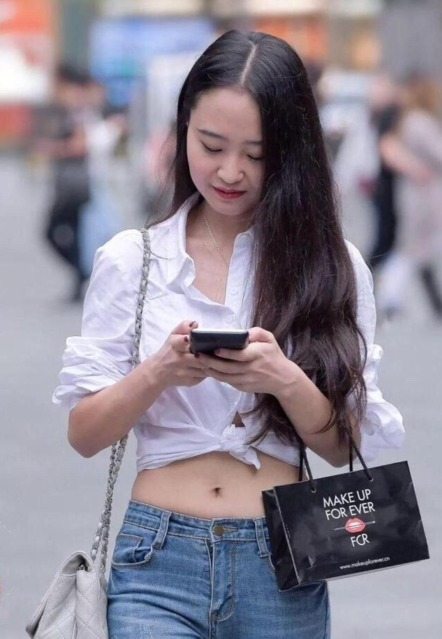 简约|紧身牛仔裤搭配白色衬衫，纤细身材根本遮不住，这样穿又纯又飒