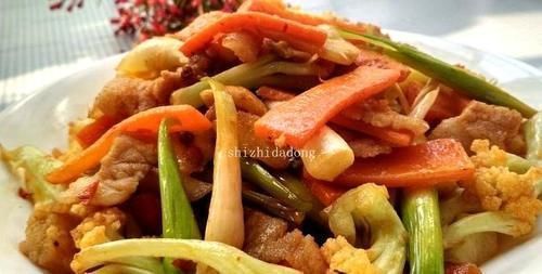 家人忙不迭地伸筷猛吃的家常下饭菜，香辣鲜美，实在是太美味了！