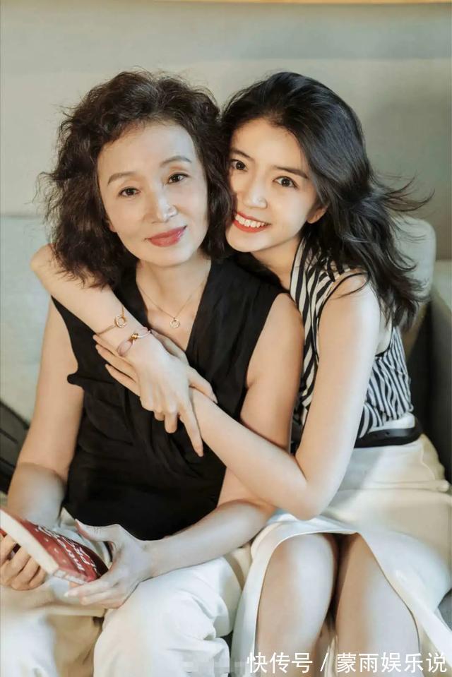 单品|三木妈妈新发型变贵妇,57岁穿女儿小马甲配阔腿裤,黑白配真优雅
