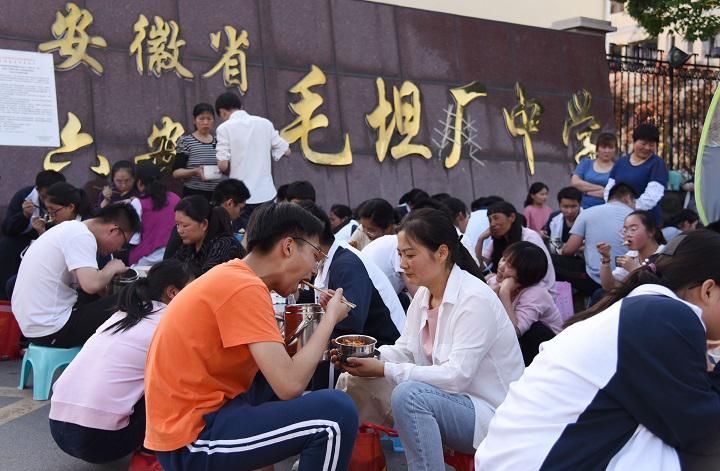 纷纷|怕考不好，小学生纷纷拜孔子像，还有小学生滑跪拜孔子