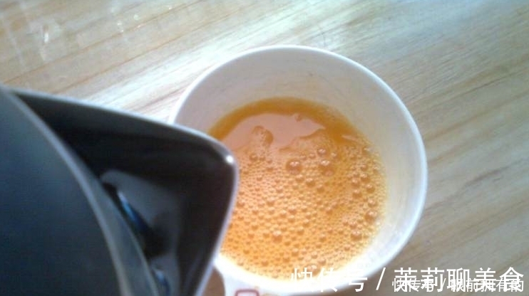 蒸鸡蛋,加水后直接蒸就大错特错!多做2步,细腻嫩滑,像豆腐脑