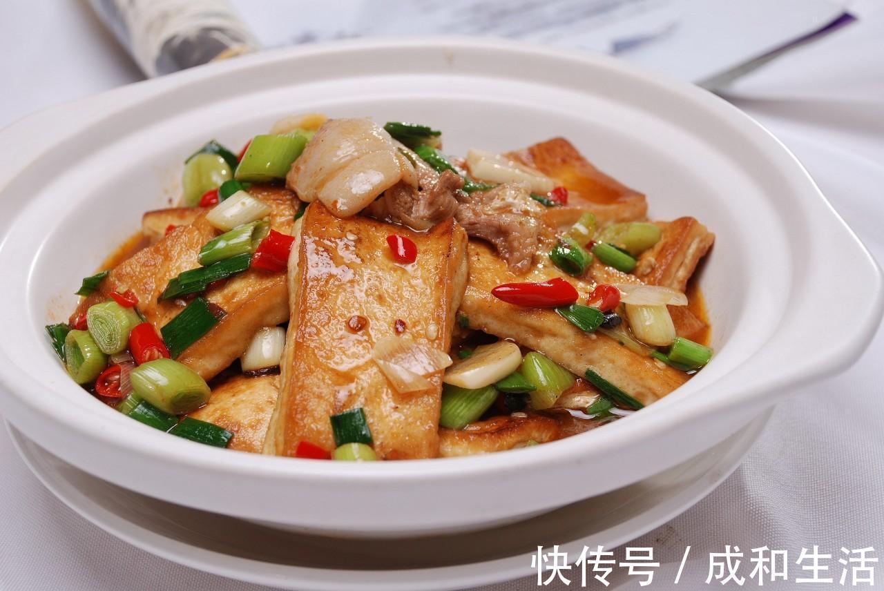 解馋|教你美味的青椒炒香菇豆腐，简单易学还能解馋，孩子们都爱吃