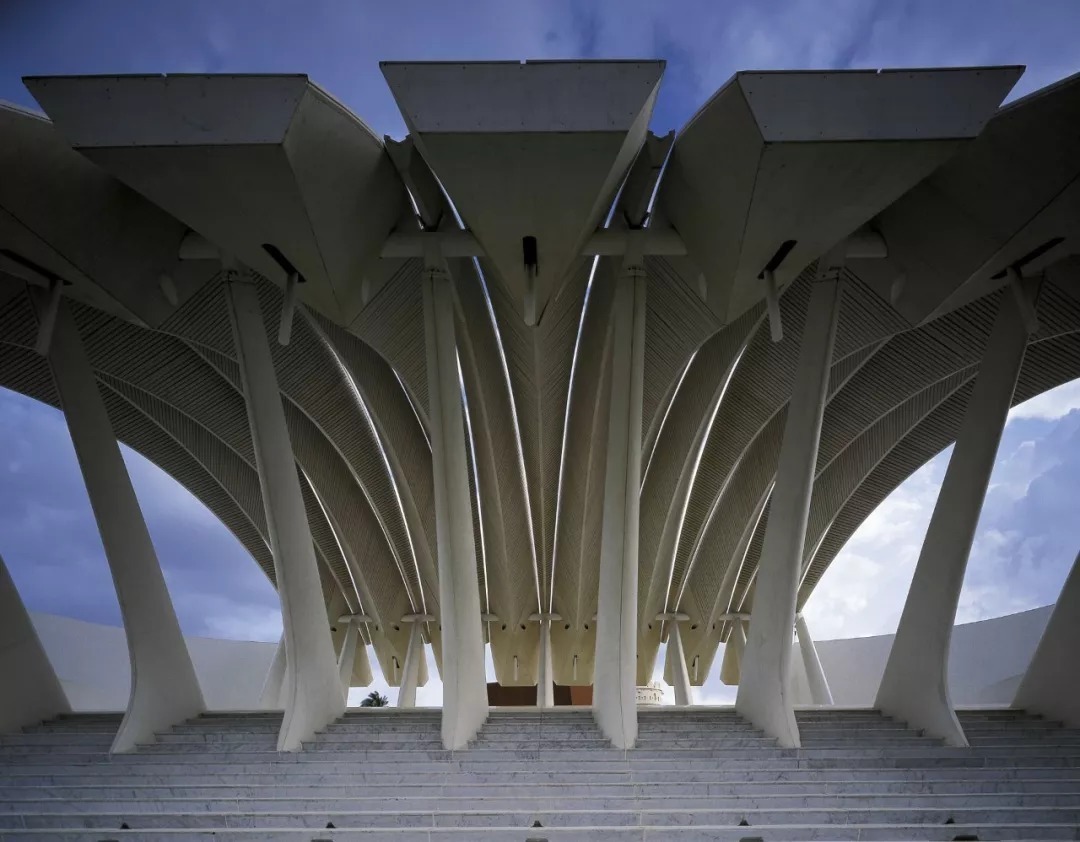 建筑|唯有鬼才,才敢让建筑飞起来!