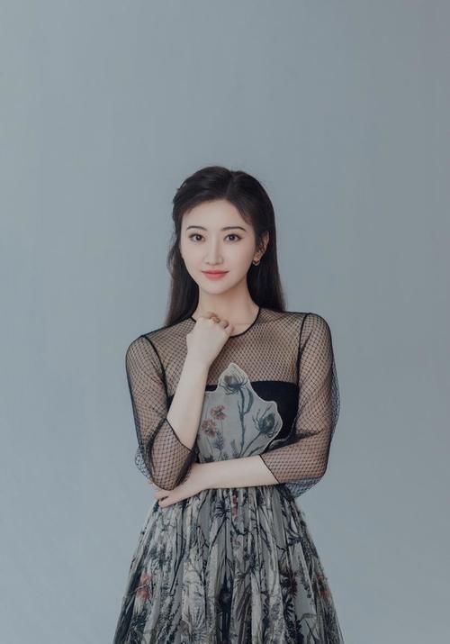 美女穿搭:神秘感连衣裙,演绎性感的魅力,捉摸不透