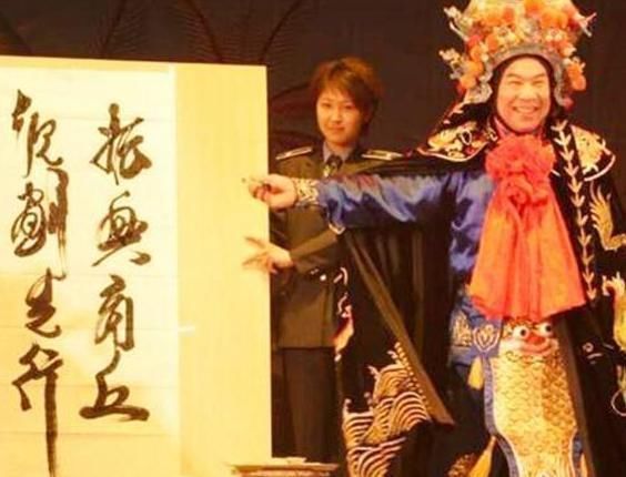 冷眼|國(guó)家一級(jí)演員委身茶樓賣唱,遭受冷眼嘲諷,背后原因卻感動(dòng)無(wú)數(shù)人 !
