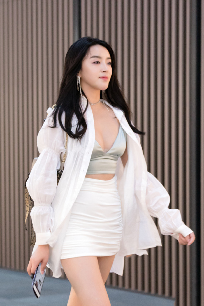 潮流|美女街拍 :衬衫不扣已经成为潮流,内搭文胸逛街凉爽又时髦,不缺个性!