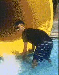 |搞笑GIF：妹子，我就想看看你怎么出来！