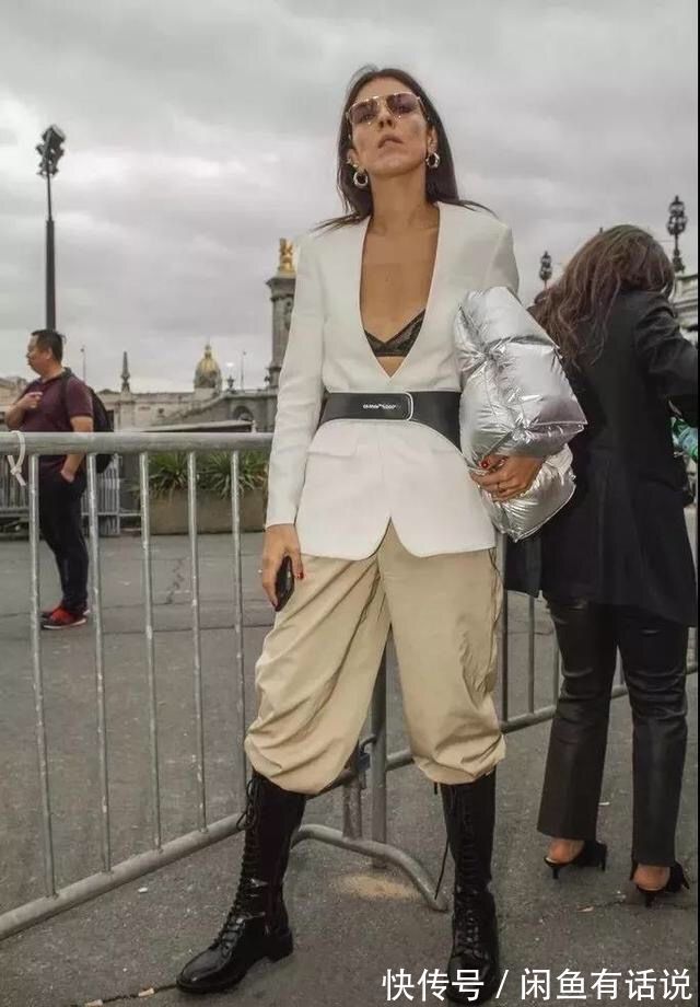穿搭|现在的时尚好难懂！靴子拉直比人还高，穿腿上就像掉下来的裤子