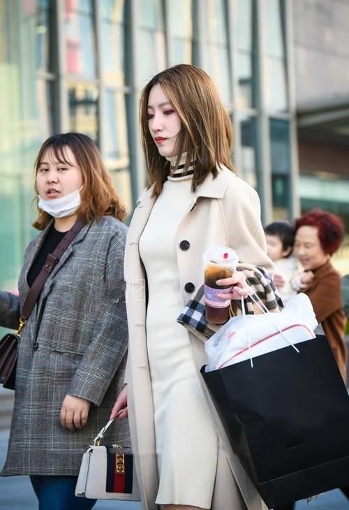 连衣裙|米白色长款风衣，配高领连衣裙，优雅气质搭配展现好魅力！