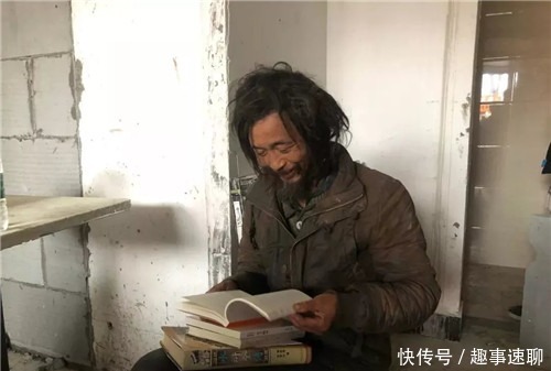 一位是流浪汉,一位是知名才女,两人书法对比,到底谁更胜一筹?