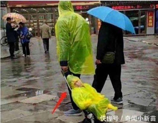 孩子|爸爸带娃,活着就行,下雨天接娃放学回家,这个爸爸火了!亲生的
