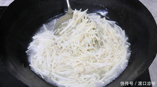 瘦肉新吃法,用擀面杖锤一下,鲜嫩爽滑不油腻,10块钱一大碗