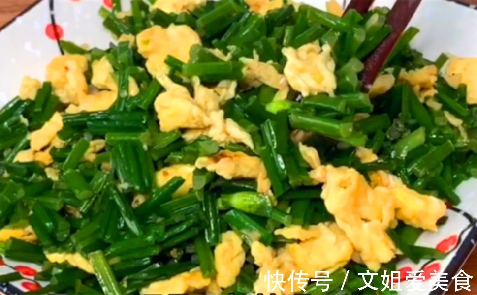 韭菜黄|秋天吃什么菜？比吃韭菜和西红柿更有营养呢？