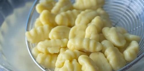 面条别再手擀了，用4根筷子做面，不用擀不用抻，劲道弹牙超过瘾