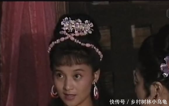 她长相清秀演过《封神榜》,还担任剧团