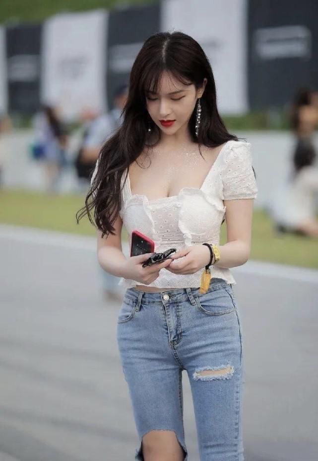 牛仔裤 夏日简约休闲风穿搭,时尚女生更爱破洞牛仔裤,省心好穿又耐看
