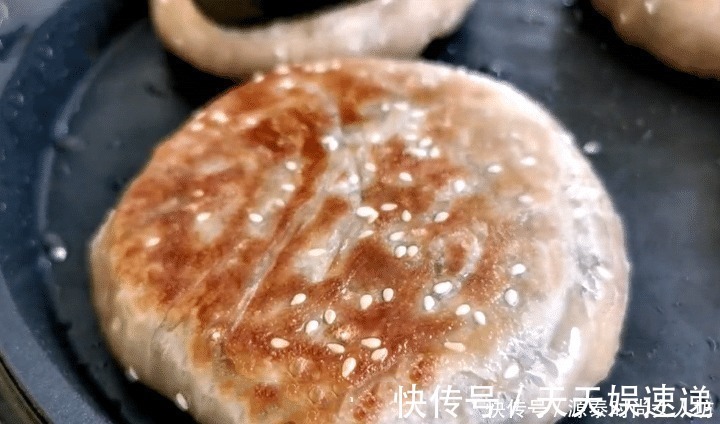 胡萝卜|做馅饼时，别再和面了，试试此做法，外酥里嫩，比买的还好吃