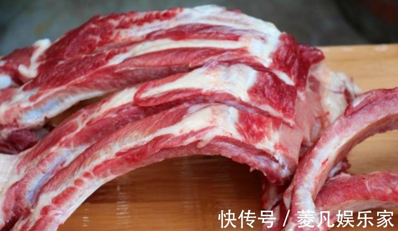买排骨,只挑大的是“外行”!牢记“买3不买3”,保证新鲜又营养