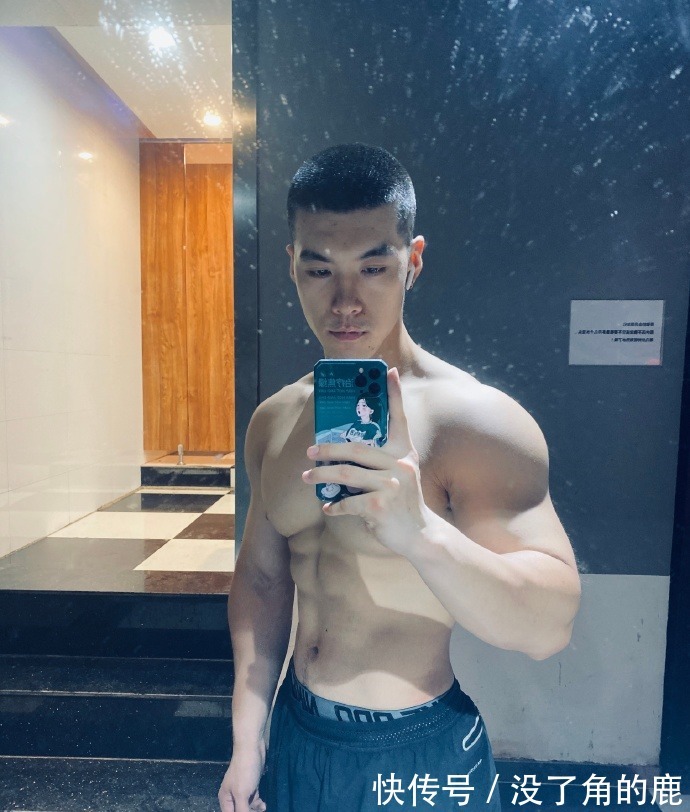 麒麟臂|爱健身的90后,胸肌发达麒麟臂健壮,在健身房常丢衣服!