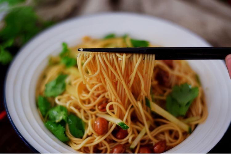 面条别再煮着吃了，配上拌好的辣椒油，不怕你不喜欢