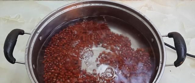 半斤红豆,1斤面粉,不用烤箱,教你做创意红豆包,比发糕还好吃