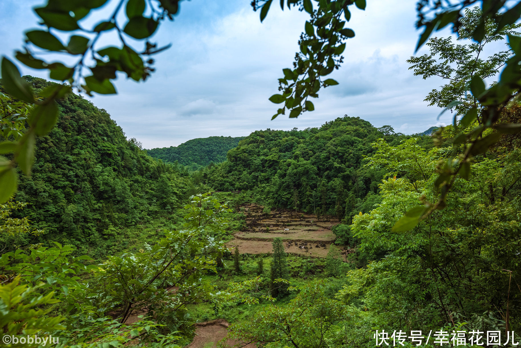 栈道|旅游的“坑”避之不及，但黔南有个坑非但不避，游客还蜂拥而至