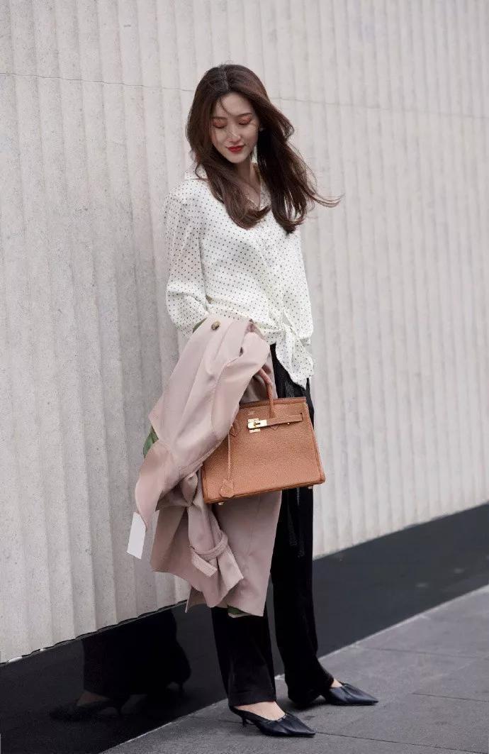 美女|街拍美女:小姐姐脚上穿着一双尖头的高跟鞋,让她显高显瘦又显气质