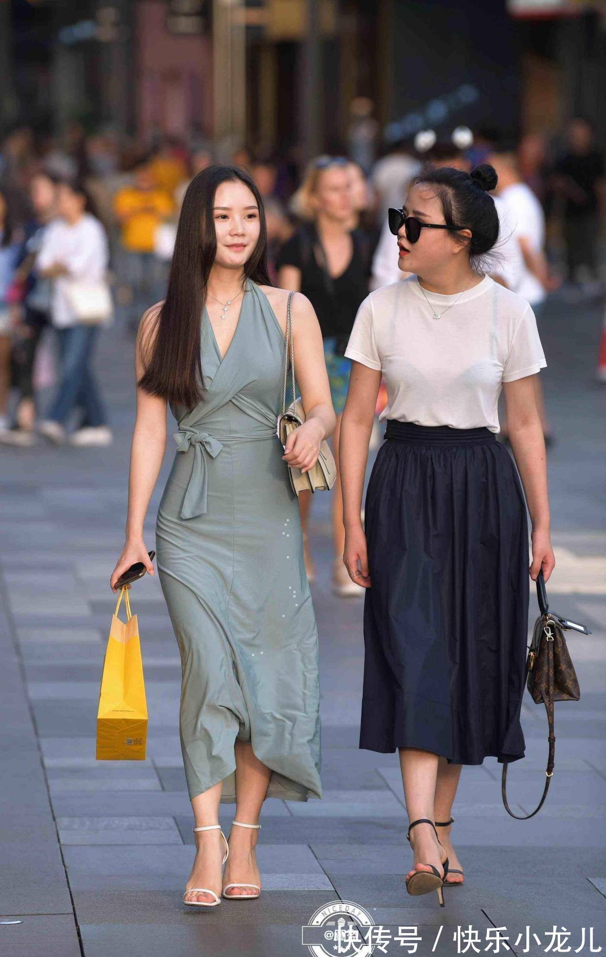 短裙 清新活泼的短裙装扮不乏气质感,带来轻松的美丽效果,不会过时