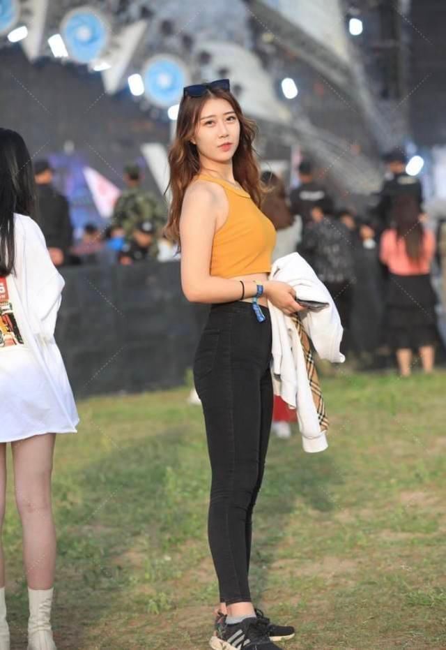 牛仔裤 牛仔裤搭配紧身上衣满满的运动风,从发色到炫腹设计展现轻熟气质