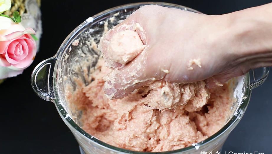 炸猪肉丸子时,谨记“2不放、加3样”丸子外焦里嫩,放凉也不硬