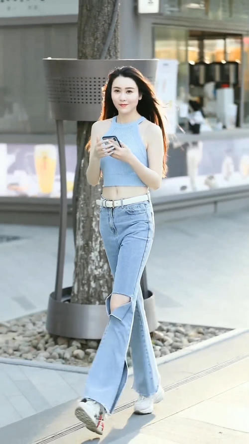 设计|街拍蓝色背心搭配牛仔裤,身材高挑气质出众,马甲线真的很明显
