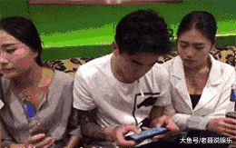 |搞笑GIF段子:这是在东北开演唱会吗,穿的这么厚?