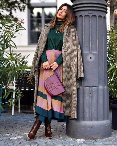 上了年纪的女人，别再死磕少女感了，这几种“优雅穿搭”，值得学